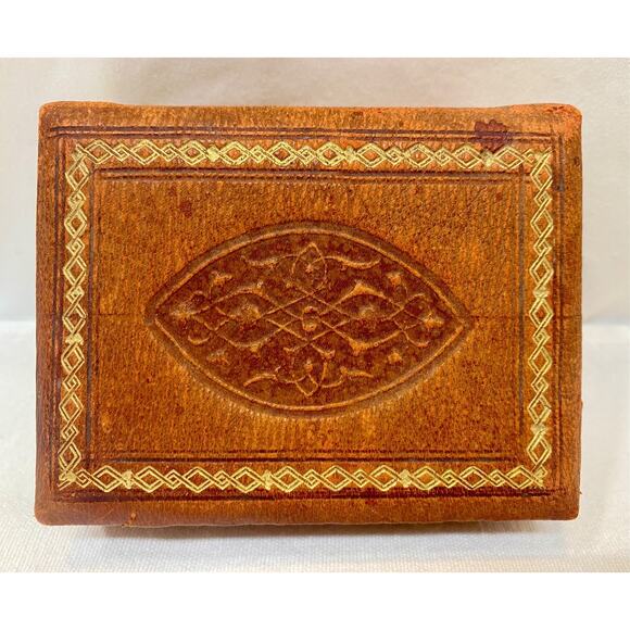 Vintage Small LEATHER LIDDED TRINKET BOX WITH GOLD ACCENT - Picture 1 of 7